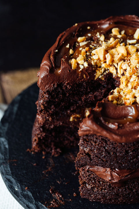 PASTEL DE CHOCOLATE CON CACAHUATE Y CARAMELO
