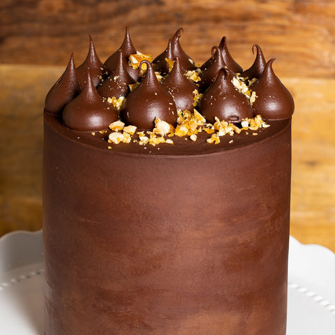 PASTEL DE CHOCOLATE CON CACAHUATE Y CARAMELO