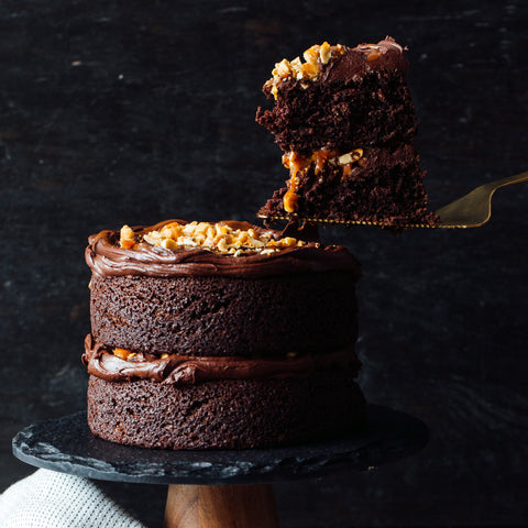 PASTEL DE CHOCOLATE CON CACAHUATE Y CARAMELO